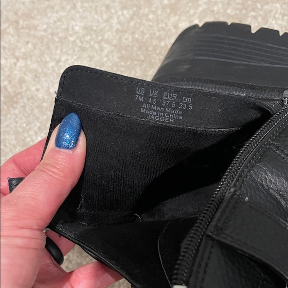 Elegant Black Leather Combat Boots - Picture 6 of 7